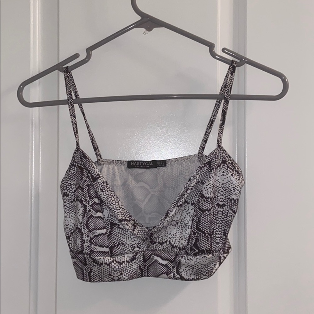 black and white printed crop top